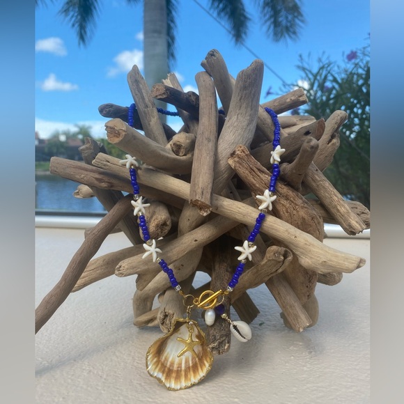 Natural Shell Gilded in Gold Leaf with a Starfish-Freshwater Pearl Boho Necklace - Picture 7 of 7